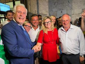Serena Arrighi, vestita di rosso, festeggia il successo con (da sinistra) il presidente della Regione, Eugenio Giani, il consigliere regionale, Giacomo Bugliani e il presidente della Provincia, Gianni Lorenzetti