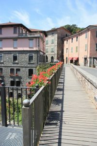 Il ponte Bagnone adornato dalla associazione "Donne di Luna"