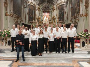 Alcuni componenti della Musica Cittadina Pontremoli di fronte alla statua lignea della Madonna del Popolo