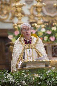 La seconda serata del triduo, con mons. Corrado Sanguineti, vescovo di Pavia. (foto Walter Massari)