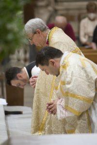 La seconda serata del triduo, con mons. Corrado Sanguineti, vescovo di Pavia. (foto Walter Massari)