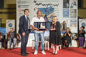 Marino Bartoletti con il premio Bancarella Sport, con il sindaco Jacopo Ferri e la segretaria del Premio, Giuditta Bertoli. (Foto Walter Massari)
