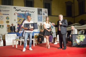Marino Bartoletti con il premio Bancarella Sport, assieme ai due presentatori della serata Laura Gioia e Paolo Liguori. (Foto Walter Massari)