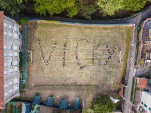 Una suggestiva immagine dall'alto con i ragazzi di Vicky nel campetto del Centro Giovanile "Mons. Sismondo"