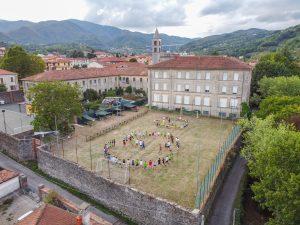 Una suggestiva immagine dall'alto con i ragazzi di Vicky nel campetto del Centro Giovanile "Mons. Sismondo"