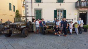 Foto di gruppo in piazza medicea con i mezzi usati dagli americani durante la seconda guerra mondiale