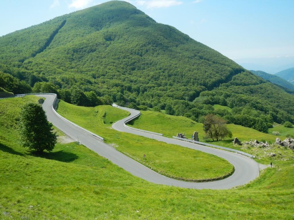 Quasi al termine la riasfaltatura completa della strada del Lagastrello Quasi al termine la riasfaltatura completa della strada del Lagastrello