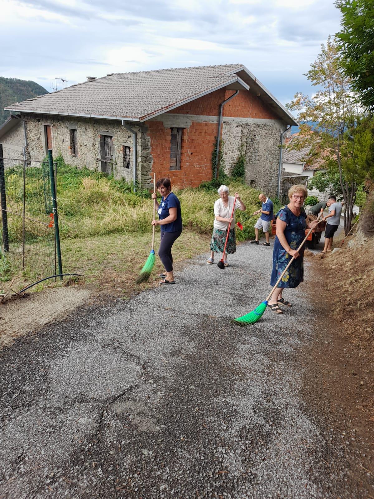 Vico: in tanti uniti per pulire il paese