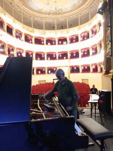 Valentini accorda un piano prima di un concerto