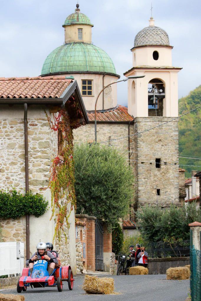 Un momento della “Gara dei barossi” lungo l'abitato di Scorcetoli. (Foto Lunigiana World)