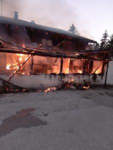 L'incendio che ha devastato il ristorante "La Borella" (foto Pontremoli Today)