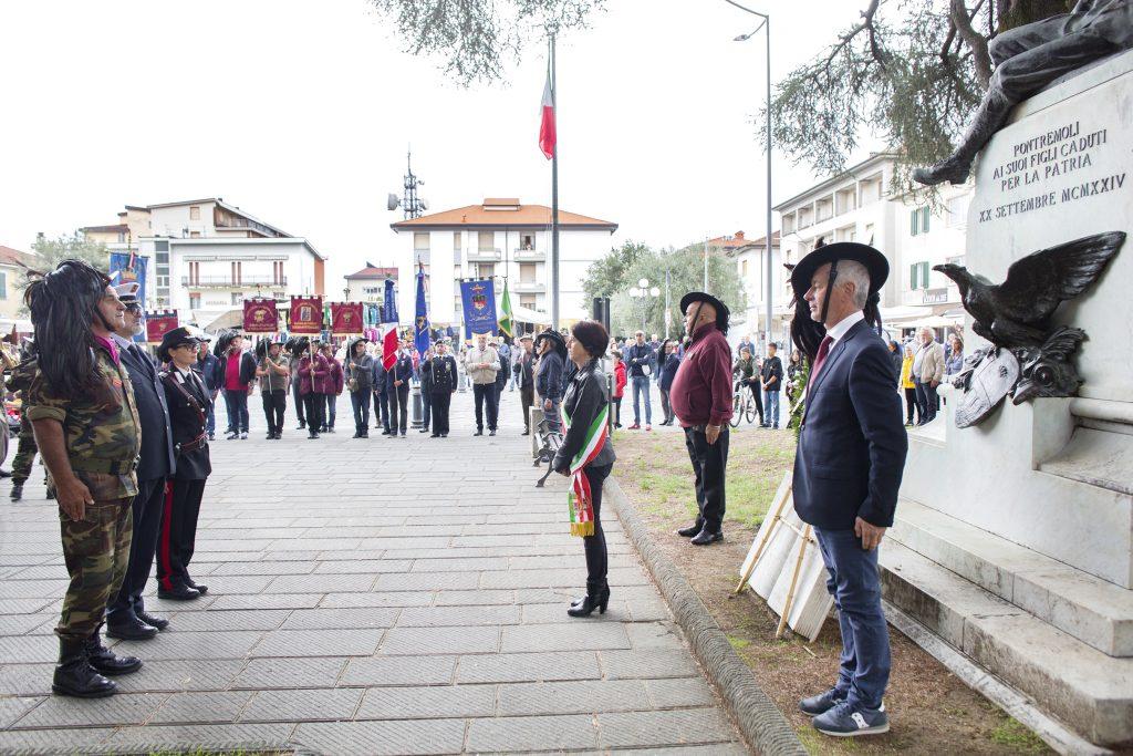 Il saluto ai caduti dopo la deposizione della corona di fronte al monumento in Piazza Italia. (Foto Walter Massari)