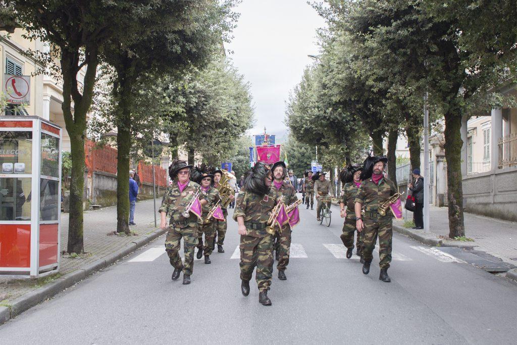 Il passaggio dei Bersaglieri in via Roma. (Foto Walter Massari)