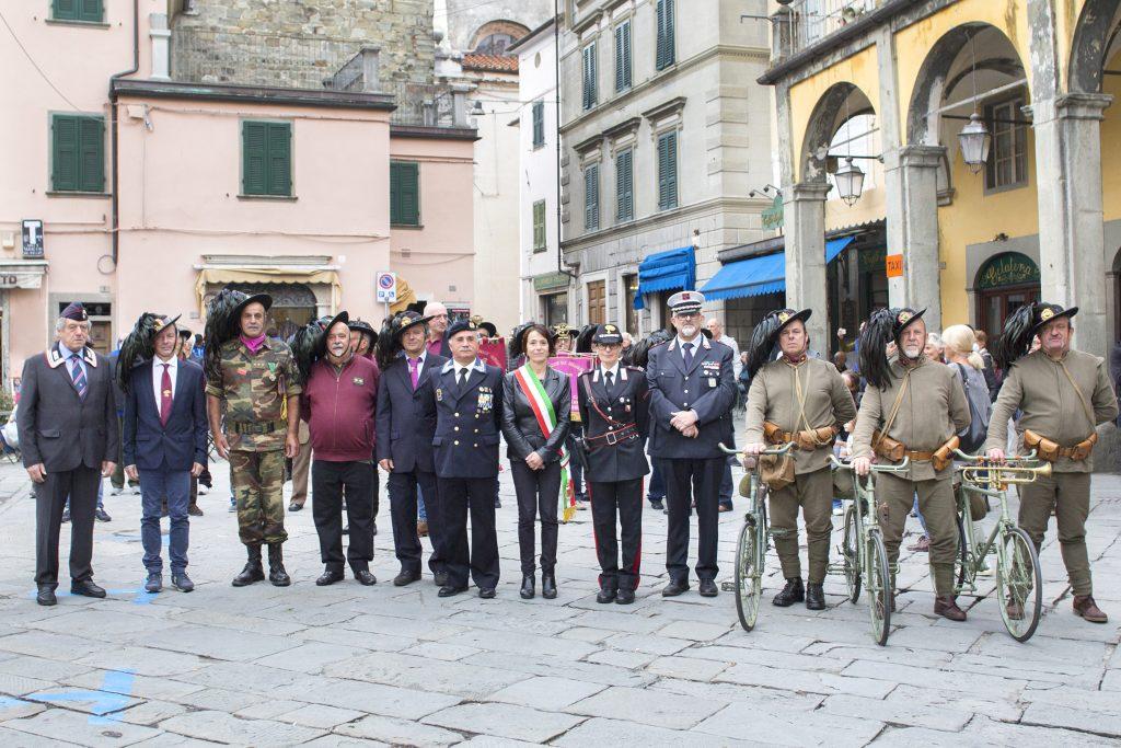 Foto di gruppo con le autorità civili e militari presenti al raduno dei Bersaglieri che ha celebrato il gemellaggio tra la sezione di Pontremoli e quella di Sesto ed Uniti. (Foto Walter Massari)