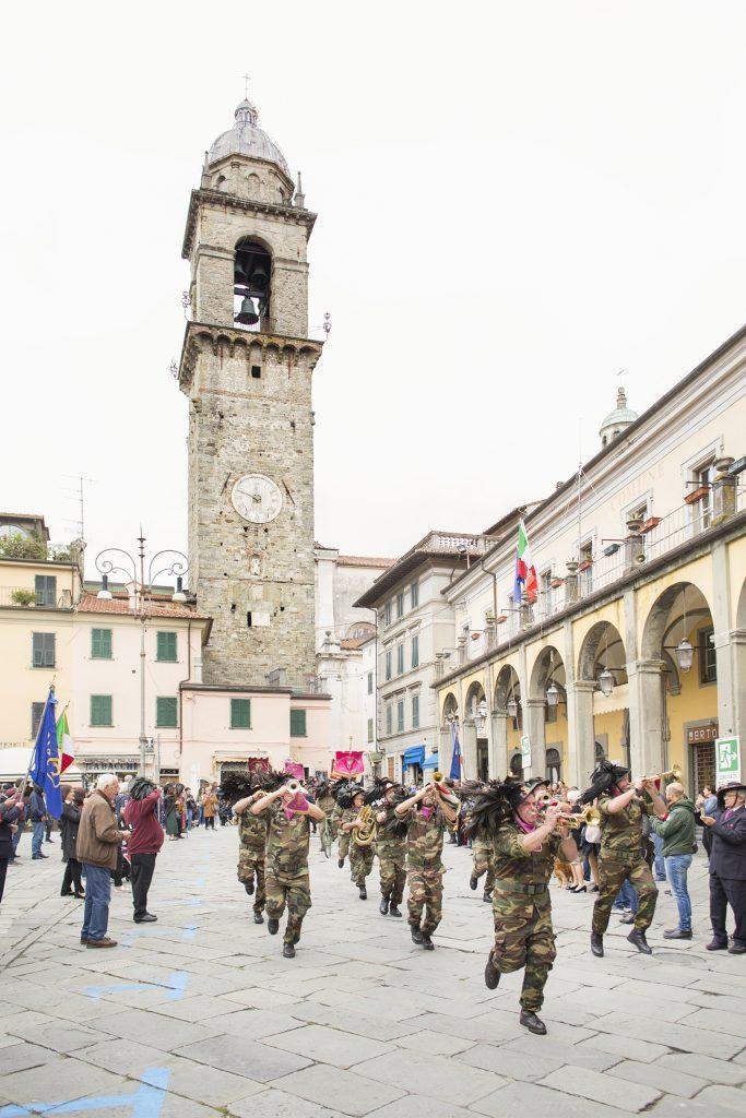 La Fanfara dei Bersaglieri in piazza della Repubblica. (Foto Walter Massari)