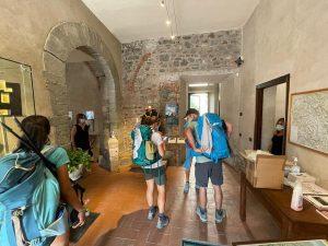 Un gruppo di pellegrini all'ingresso di San Caprasio