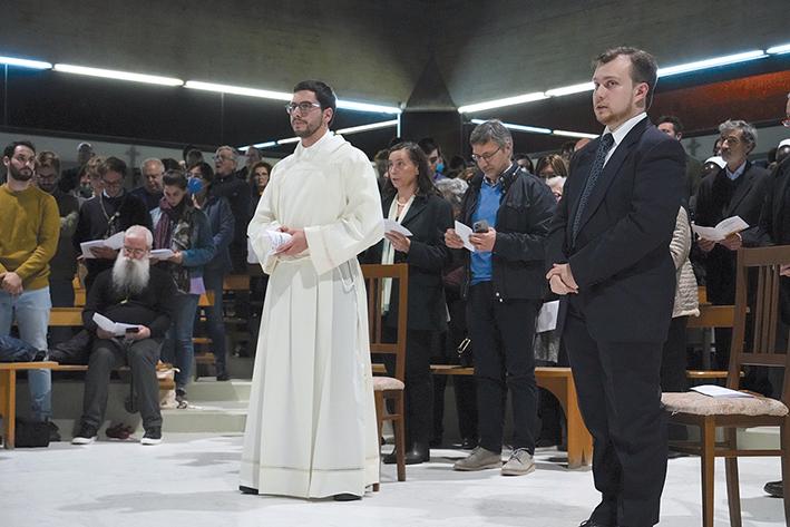La Veglia per le Vocazioni: “Maria si alzò e andò in fretta” La Veglia per le Vocazioni: “Maria si alzò e andò in fretta”