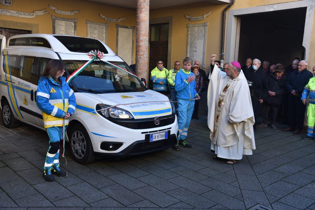 La benedizione di un mezzo della Misericordia da parte del Vescovo fra' Mario