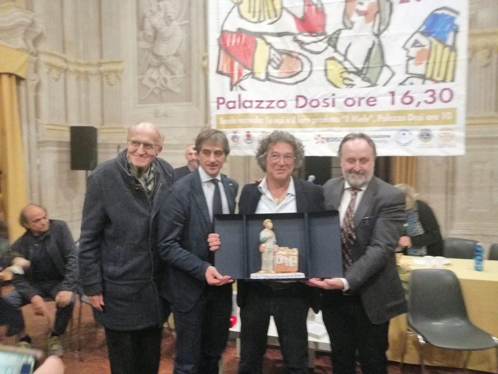 La premiazione di Alessandro Morelli (il secondo da destra) con, da sinistra, Giuseppe Benelli, il sindaco Jacopo Ferri e il presidente della fondazione "Città del Libro", Ignazio Landi.