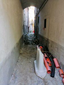 I lavori di ripavimentazione nel vicolo a fianco della sede del Comune di Filattiera