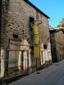 La facciata di Casa Giuliani nel borgo Santa Maria a Filattiera.