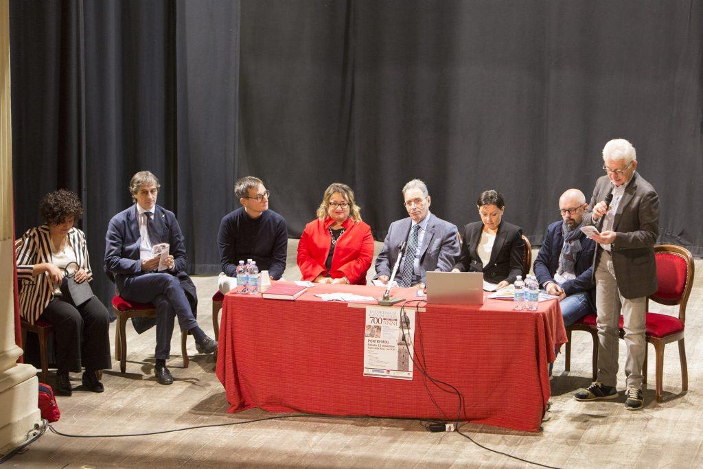 Il tavolo dei relatori con, da sinistra, la vicepresidente della Provincia, Elisabetta Sordi, il sindaco Jacopo Ferri, Mattia Olivieri, Antonella Siaisi, Carmelo Gentile, Emanuela Curadi, Fabrizio Boni e il moderatore Paolo Bissoli, (foto Walter Massari)