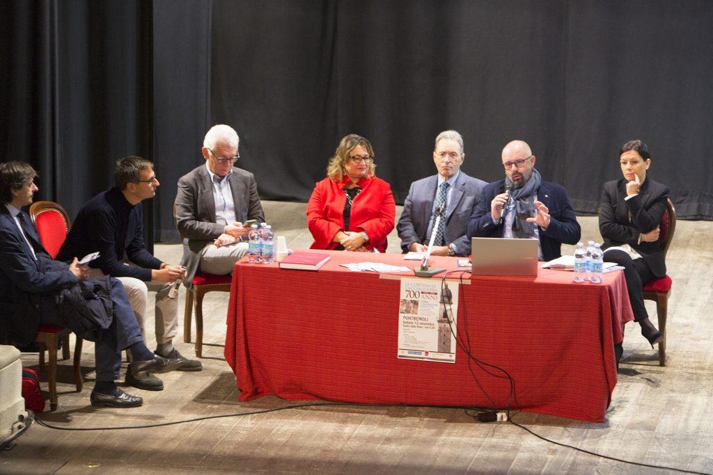 Il tavolo dei relatori con, da sinistra, il sindaco Jacopo Ferri, Mattia Olivieri, Paolo Bissoli, Antonella Siaisi, Carmelo Gentile, Fabrizio Boni e Emanuela Curadi (foto Walter Massari)