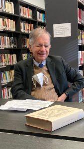L'onorevole Valdo Spini nella biblioteca di Aulla