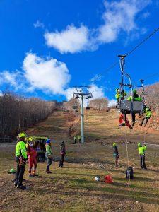 Una recente immagine con l'esercitazione del "Soccorso Alpino Carrara-Lunigiana" sulla seggiovia dello Zum Zeri, come si può vedere purtroppo senza neanche un filo di neve