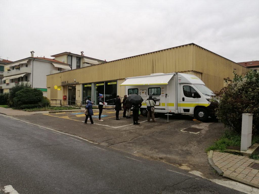 L'ufficio postale mobile di fronte alla sede di via Piarandello.