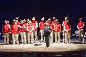 Un momento dello spettacolo del Gruppo Alpini al teatro della Rosa (Foto Walter Massari)