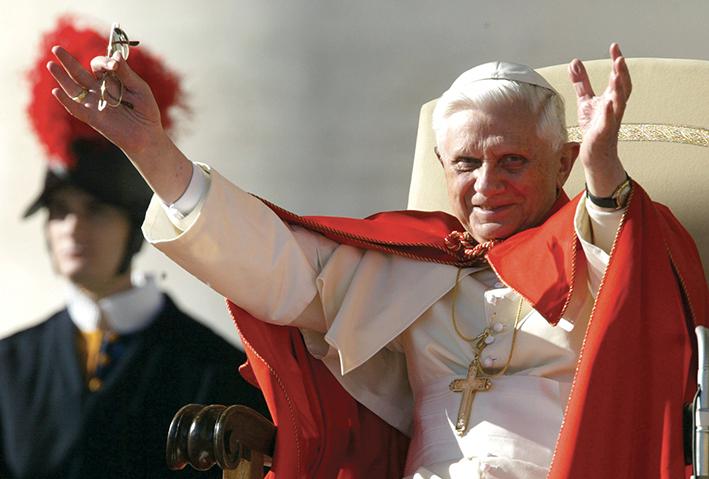 Grande commozione per la morte del papa emerito Benedetto XVI