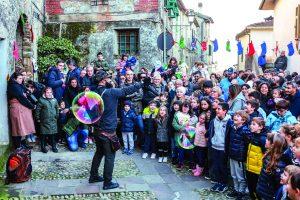 Un momento della festa a Quercia con l'arrivo della Befana (Foto Lunigiana World)