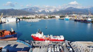 L’approdo della Ocean Viking al porto di Marina di Carrara