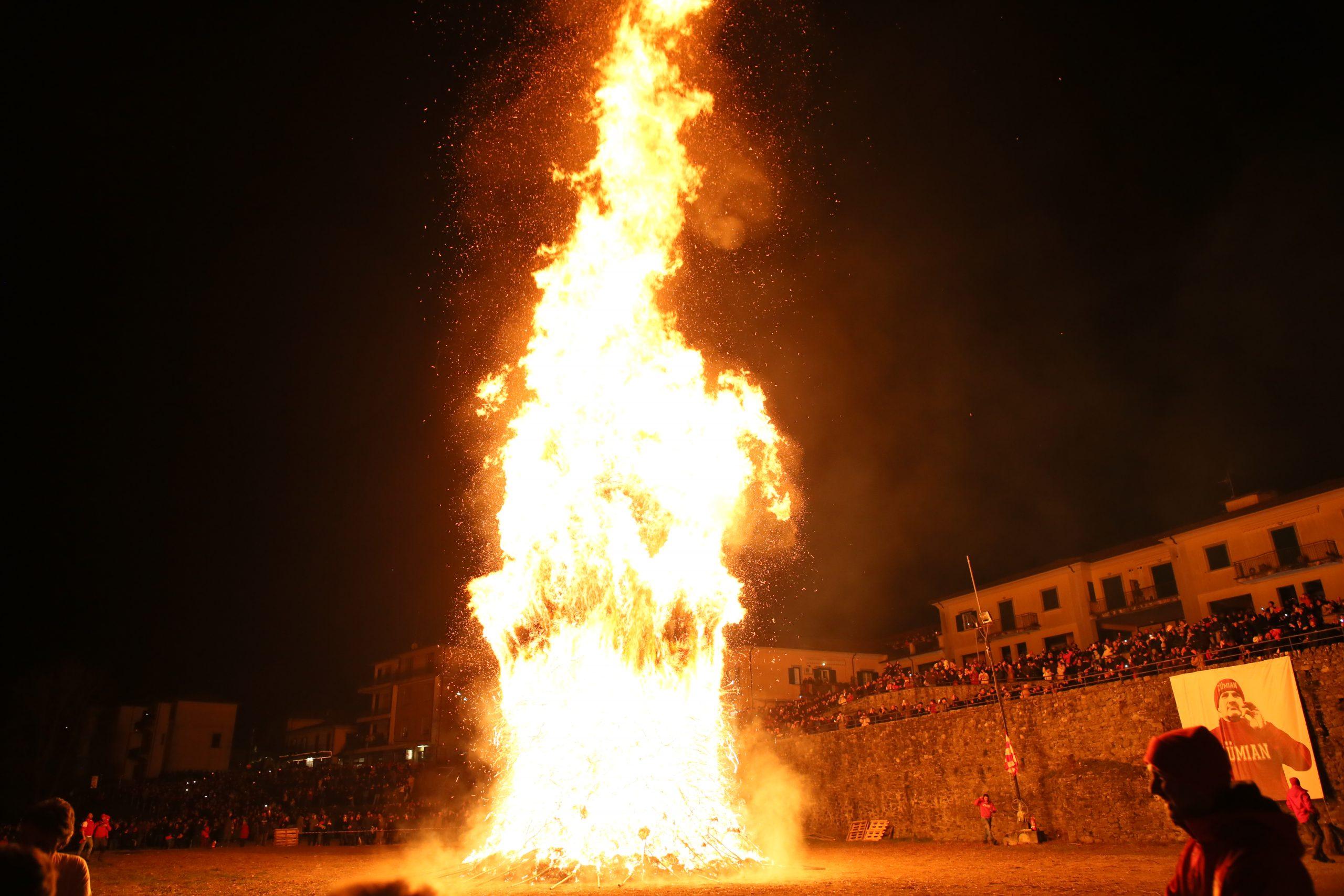Falò di San Geminiano: la notte di Pontremoli ha ritrovato una luce antica Falò di San Geminiano: la notte di Pontremoli ha ritrovato una luce antica