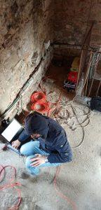 Tecnici al lavoro per installare i sensori per il monitoraggio del Campanone