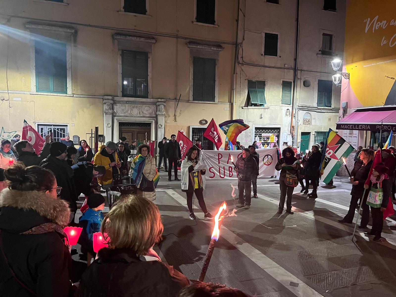 La fiaccolata per la pace lungo le strade di Carrara