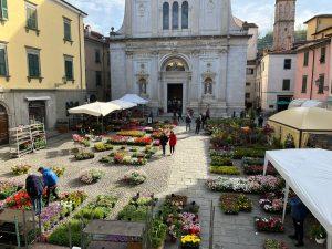 Un momento del Bancarelfiore 2023 con l’esposizione in piazza del Duomo