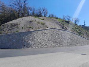 I lavori di consolidamento alla collina della Pieve di Montedivalli.