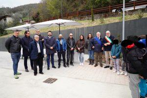 Foto di gruppo dell'inaugurazione di piazza Aldo Moro a Licciana