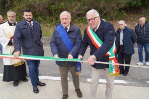 Il taglio del nastro da parte del presidente della Provincia di Massa Carrara, Gianni Lorenzetti (a sinistra) e del sindaco di Licciana Renzo Martelloni per l'inaugurazione di piazza Aldo Moro a Licciana