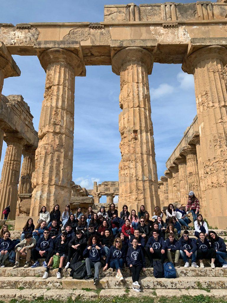 Foto di gruppo degli studenti del Classico di Aulla durante il viaggio in Sicilia