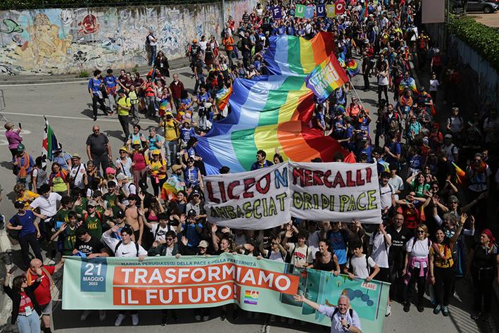 In marcia per un “mondo più umano” In marcia per un “mondo più umano”