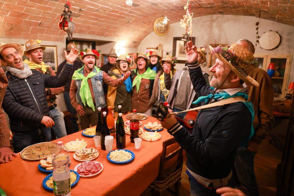 Un momento del Cantamaggio a Corlaga (Foto Lunigiana World)