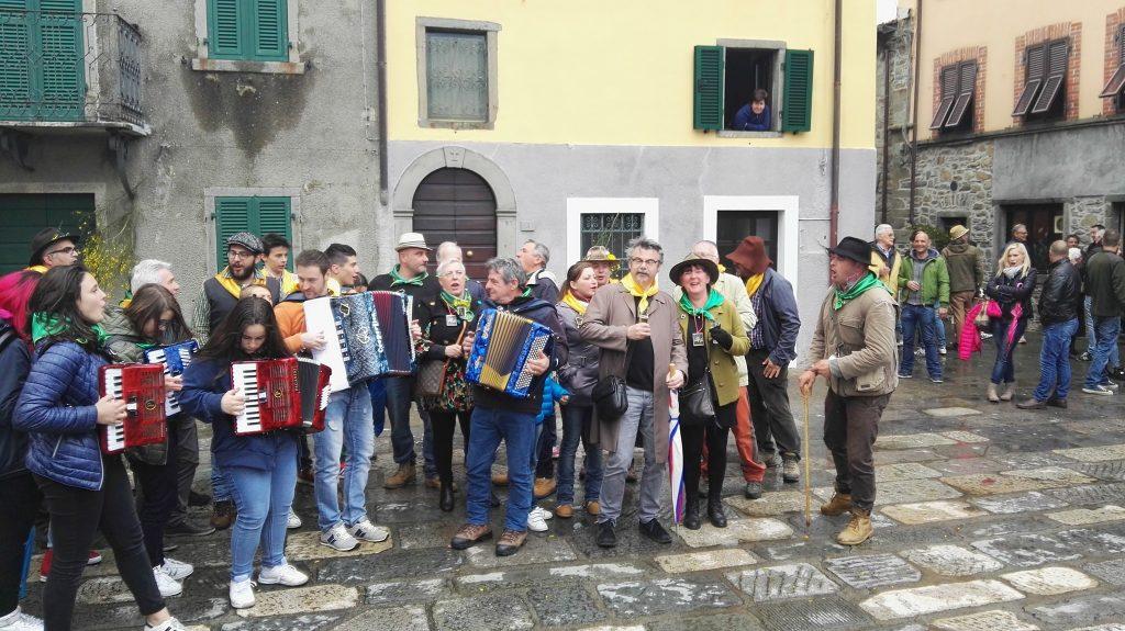 Un momento del Cantamaggio a Montereggio