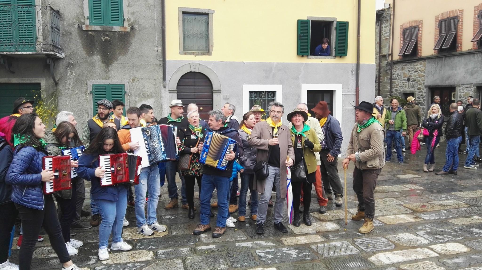 In Lunigiana è ritornata l’allegria e la tradizione del Cantamaggio In Lunigiana è ritornata l’allegria e la tradizione del Cantamaggio