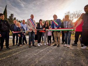 Il tagli del nastro per l’inaugurazione della “Fonte del Gemellaggio” a Mulazzo