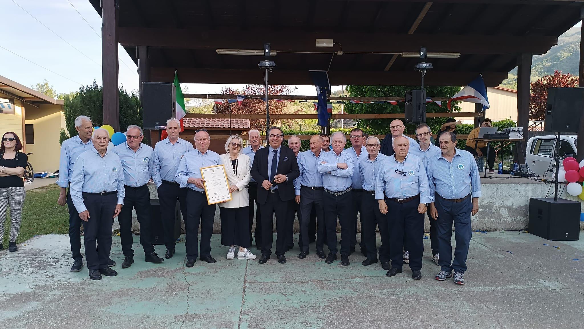 Coro San Giorgio di Filattiera alla festa dell'Europa a Mulazzo con la sindaca Annalisa Folloni e il sindaco Claudio Novoa