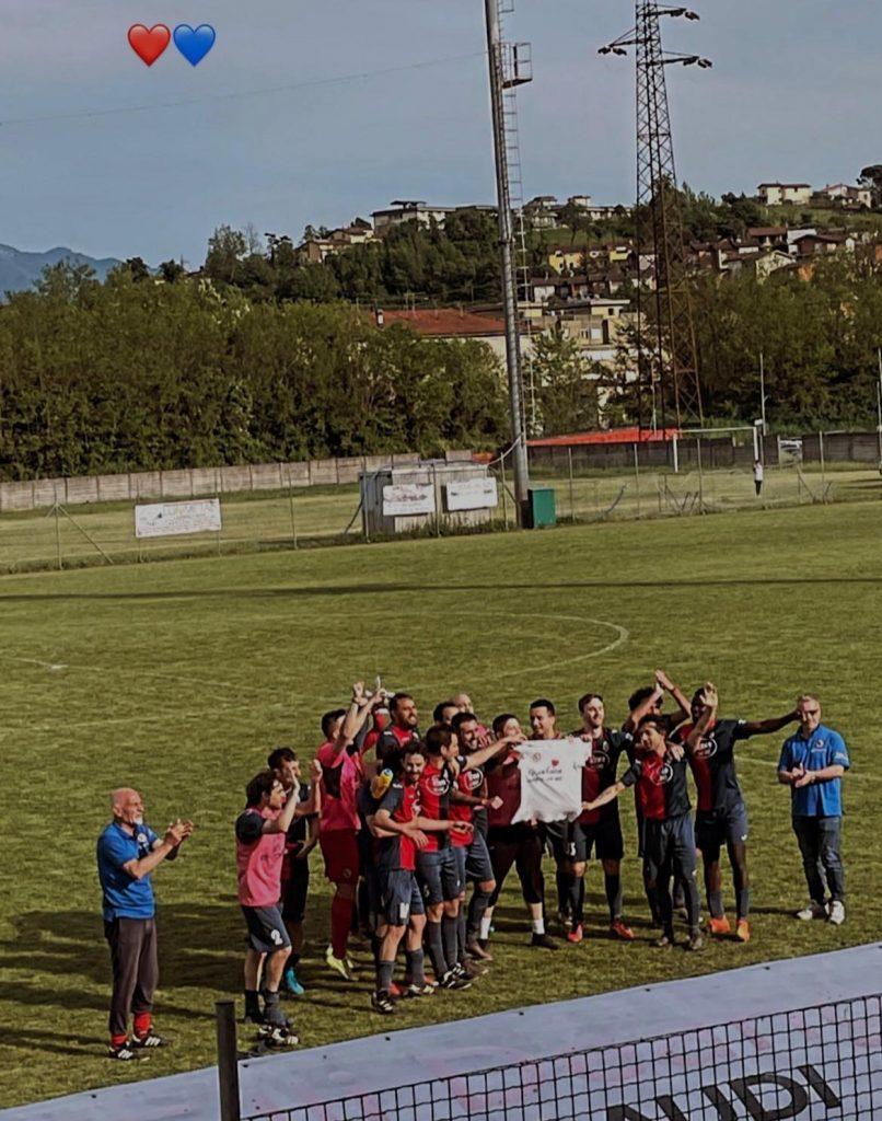 La festa dei giocatori e dirigenti del Mulazzo dopo la vittoria contro il Ricortola