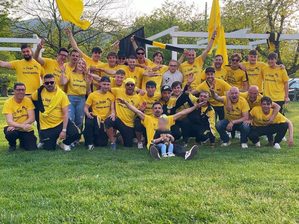 La festa dei giocatori e dei supporter della Villafrancheseper la promozione in Seconda Categoria